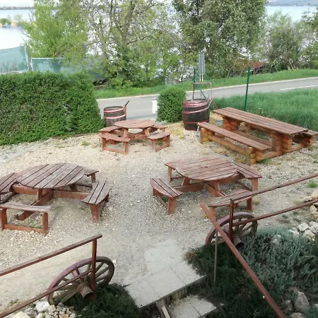 招待所 Nad Jezerem 巴甫洛夫